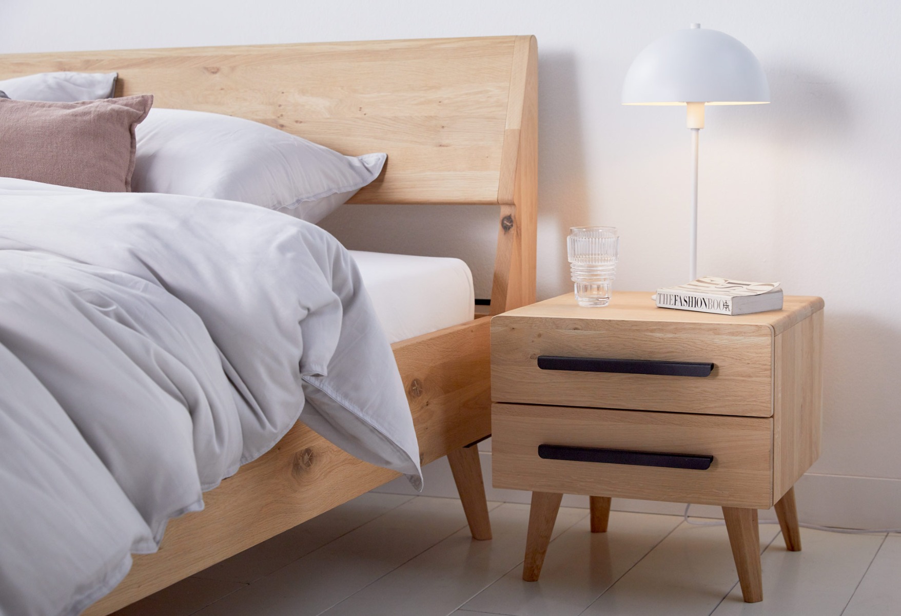 Nachttisch Balance Curve mit schwarzen Metallgriffen