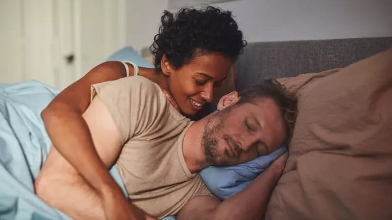 Einfache Schlaf-Vorsätze, die deine Nacht und deinen Tag verbessern